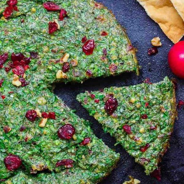 طرز تهیه کوکو سبزی با زرشک و گردو مجلسی