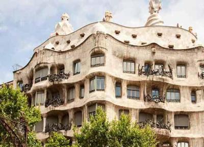 قصر عجیب کازامیلا در بارسلونای اسپانیا