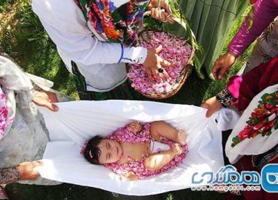 آیین گل غلتان نوزادان در دامغان ، تطهیر نوزاد در برگ های گل محمدی