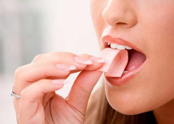 از فواید جویدن آدامس چه می دانید؟