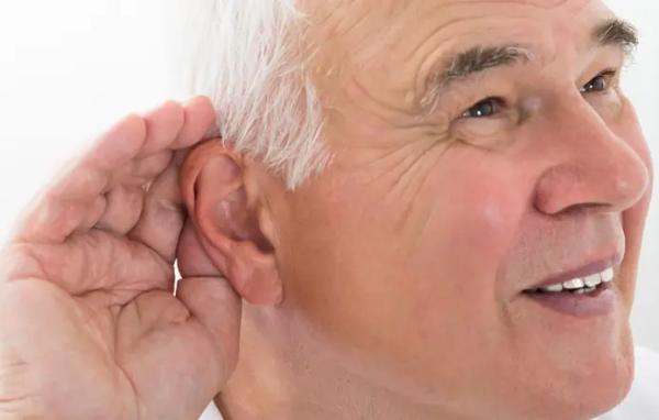 آیا نمی توانید در محیط های شلوغ صدای دیگران را بشنوید؟ ارتباط این موضوع با خطر زوال عقل